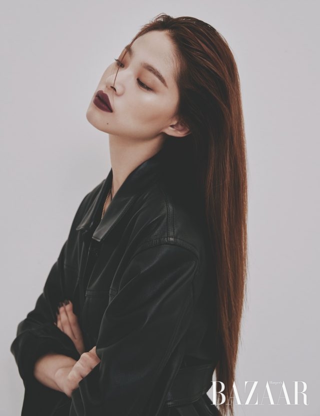 레더 재킷은 Golden Goose Deluxe Brand, 프린지 스타일의 골드 목걸이와 실크 코드는 모두 Cartier.