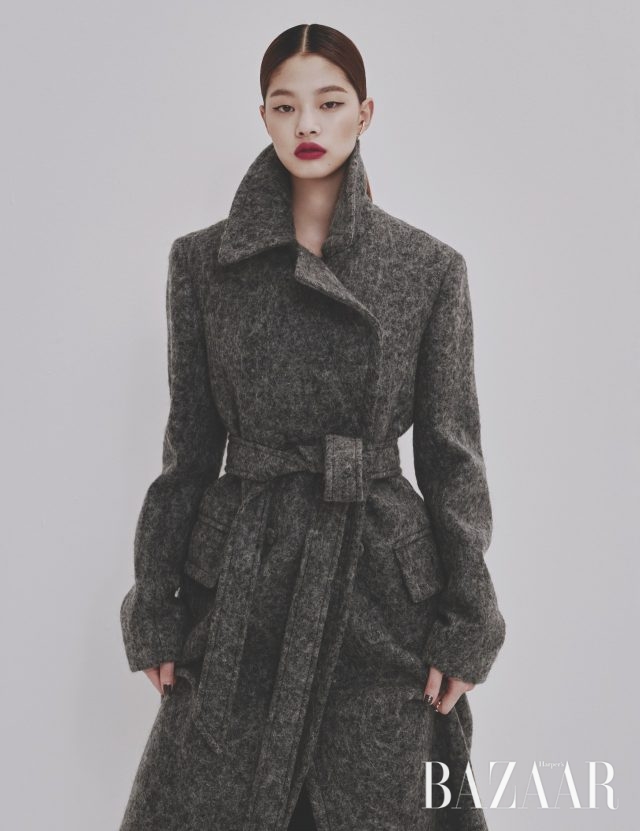 펠트 코트는 Kimseoryong,후프 귀고리는 Beauton, 반지는 Fred.