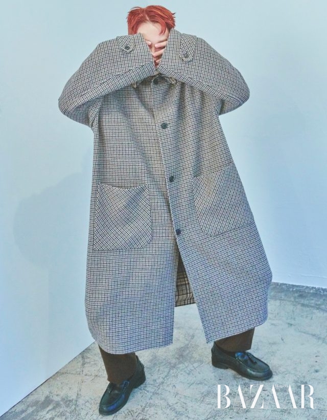 오버사이즈 코트와 팬츠는 모두 Nohant, 슈즈는 스타일리스트 소장품.