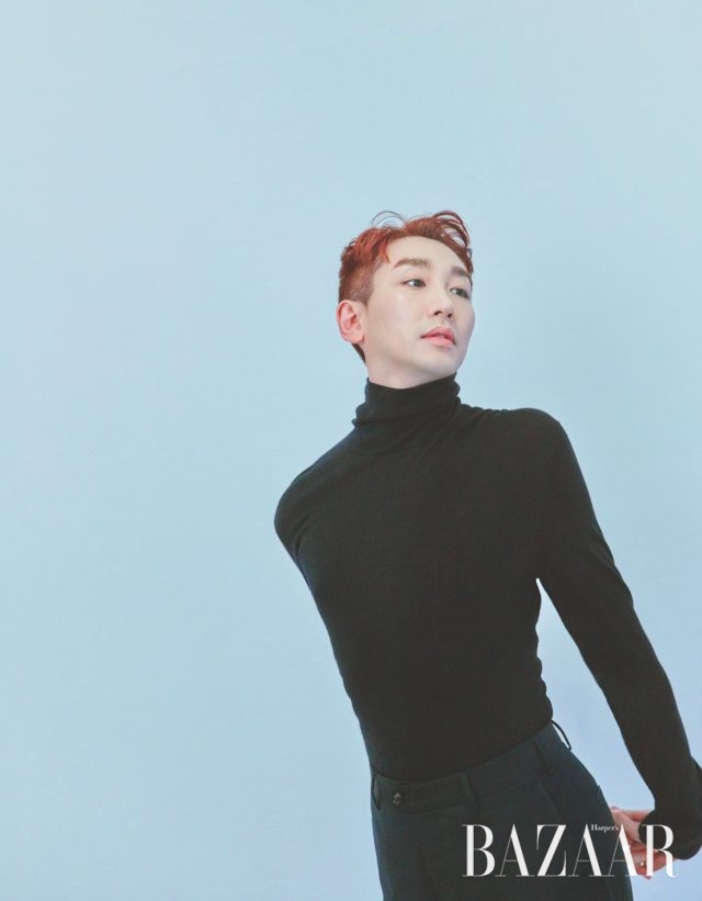 팬츠는 S.T. Dupont, 터틀넥은 스타일리스트 소장품.