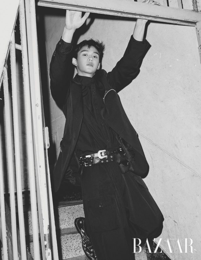 재킷, 셔츠, 팬츠는 모두 Yohji Yamamoto, 벨트는 Isabel Marant, 레이스업 슈즈는 Saint Laurent by Anthony Vaccarello.