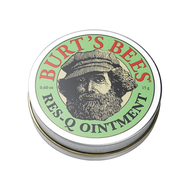 Burt’s Bees 레스-큐 오인트먼트 피부 진정 효과가 뛰어난 허브 성분을 담은 멀티 밤. 특히 아웃도어 활동에 유용하다. 15g 1만8천원.