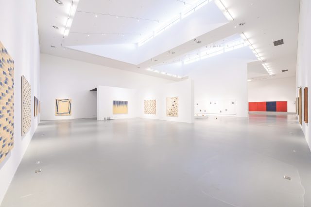 상하이 파워롱 미술관에서 열리고 있는 '한국의 추상미술: 김환기와 단색화' 전시 전경. 이우환 작가의 회화와 설치 작품 뒤로 하종현 작가의 작품이 보인다.