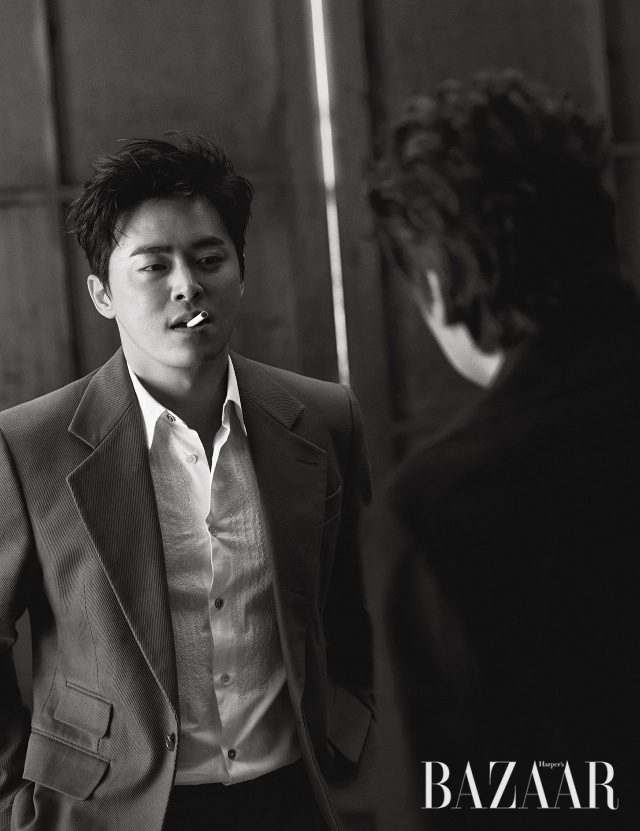 조정석이 입은 수트는 Vivienne Westwood, 셔츠는 Paul Smith.