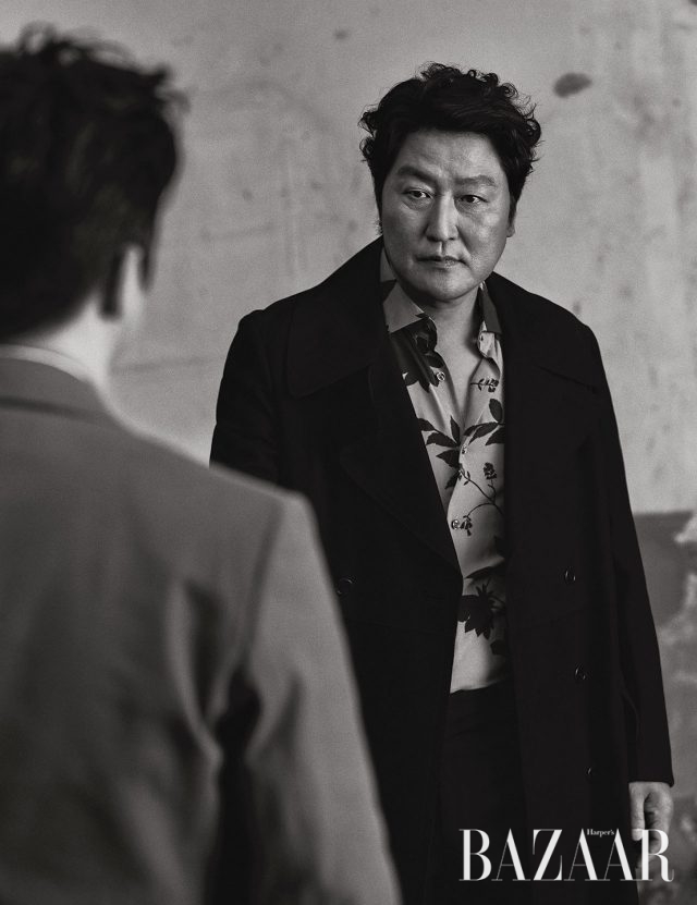 송강호가 입은 코트는 Kimseoryong Homme, 셔츠와 팬츠는 Reiss.