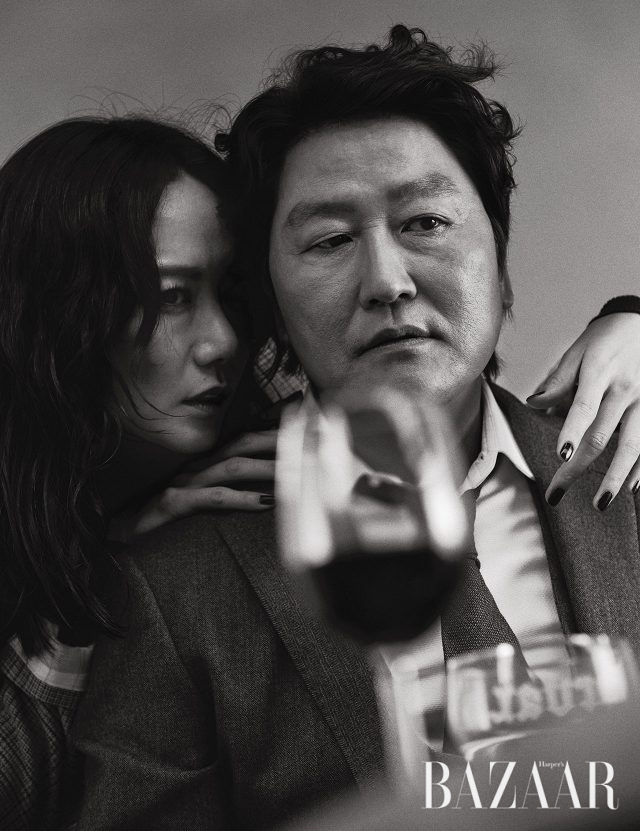 배두나가 입은 재킷은 Louis Vuitton. 송강호가 입은 스리피스 수트와 타이는 Man On The Boon, 셔츠는 Brioni.