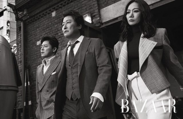 조정석이 입은 수트는 Man On The Boon, 셔츠는 Lardini. 송강호가 입은 스리피스 수트와 타이는 Man On The Boon, 셔츠는 Brioni. 배두나가 입은 재킷과 톱 팬츠는 모두 Louis Vuitton.