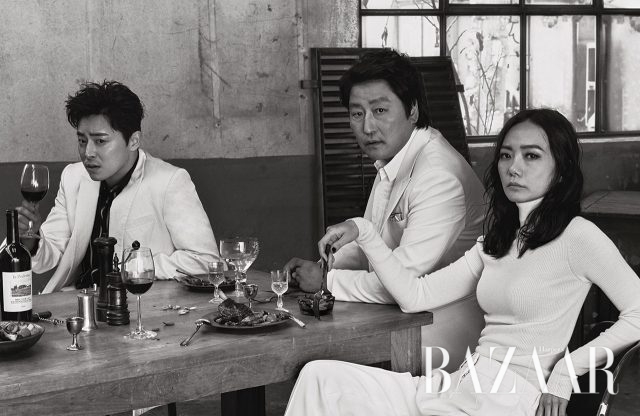 조정석이 입은 수트는 Kimseoryong Homme, 셔츠는 Songzio Homme. 송강호가 입은 수트는 Baton Lenoir, 셔츠는 Daejoongso. 배두나가 입은 터틀넥 톱, 팬츠는 모두 Louis Vuitton.