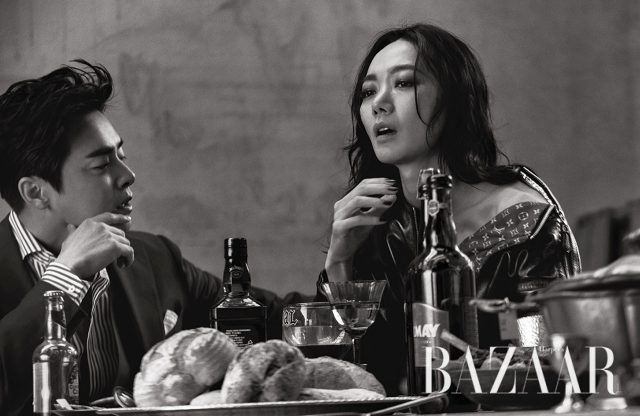 조정석이 입은 스리피스 수트는 Man On The Boon, 셔츠는 S.T Dupont Classics. 배두나가 입은 보머 재킷은 Louis Vuitton.