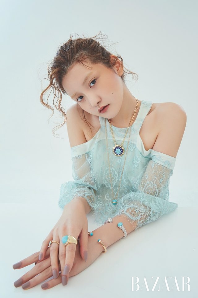 플라워 펜던트 목걸이는 1억5천만원대, 화이트 골드 팔찌는 2천8백만원 모두 Van Cleef & Arpels, 롱 목걸이는 1천2백50만원, 핑크 골드 팔찌는 8백55만원 모두 Piaget, 볼드한 반지는 가격 미정 Fred, 심플한 반지는 Dior Fine Jewelry, 드레스는 Monique Lhuillier by Soyoo Bridal.