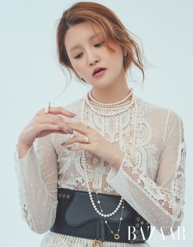 귀고리, 초커, 롱 목걸이, 진주 5개가 세팅된 반지, 진주와 다이아몬드가 세팅된 반지는 모두 가격 미정 Tasaki, 진주가 세팅된 골드 목걸이는 1천3백만원대, 볼드한 진주 반지는 6백50만원대 모두 Cartier, 드레스와 벨트는 모두 가격 미정 Dior.