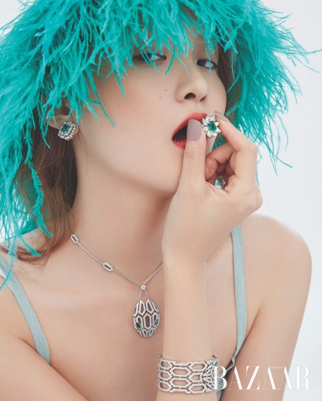 귀고리는 5천6백만원대, 입에 문 반지는 6천만원대 모두 Damiani, 목걸이는 4천1백만원대, 팔찌는 8천9백만원대 모두 Bvlgari. 니트 드레스는 4백24만원 Missoni.