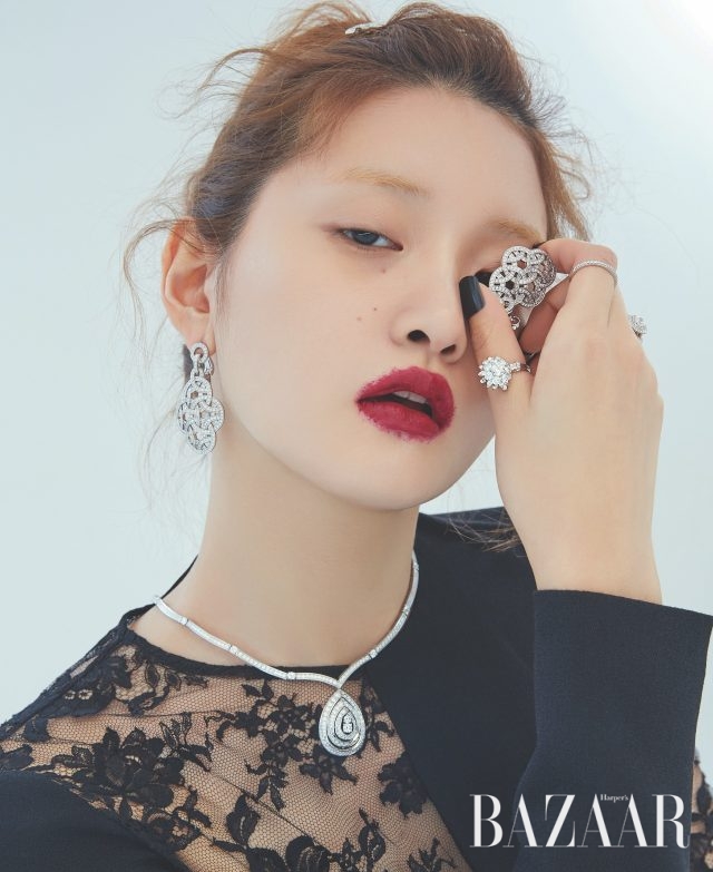귀고리는 가격 미정 Cartier, 목걸이는 9천만원대 Chaumet, 플라워 모티프 반지는 2천6백26만원 Lucie, 밴드 반지, 스퀘어 컷 다이아몬드 반지는 모두 가격 미정 Tiffany & Co., 드레스는 가격 미정 Givenchy.