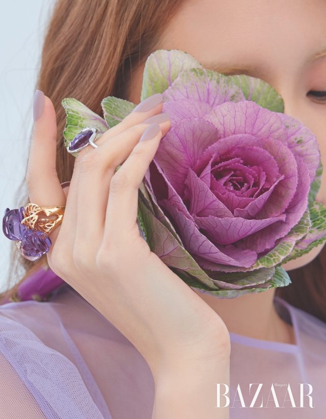 장미 모티프의 반지는 가격 미정 Dior Fine Jewelry, 볼드한 자수정 반지는 2백32만원 Lucie. 원피스는 68만원 YCH.