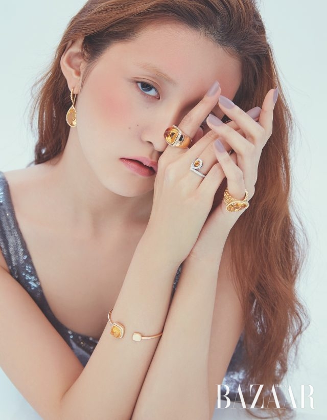 (왼쪽부터) 귀고리는 1천만원대 Boucheron, 볼드한 반지는 가격 미정 Fred, 왕관 모티프의 반지는 8백만원대 Chaumet, 물방울 컷 반지는 1천만원대 Boucheron, 팔찌는 가격 미정 Fred. 드레스는 가격 미정 Ralph Lauren Collection.