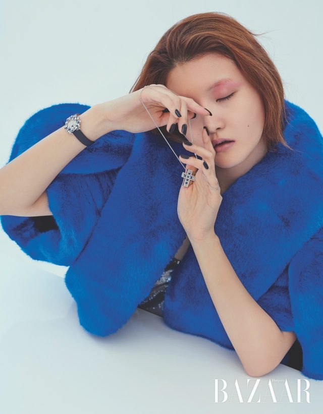 목걸이는 9백99만원, 시계는 가격 미정 모두 Damiani, 퍼 코트는 7백30만원 Delpozo. 드레스는 가격 미정 Ralph Lauren Collection.