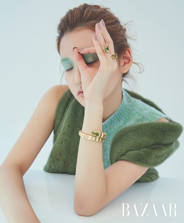 거북이 모양의 반지는 2백46만원 Lucie, 다이아몬드와 세팅된 반지는 가격 미정 Dior Fine Jewelry, 팔찌는 4천4백만원대 Bvlgari. 니트 톱은 가격 미정 Missoni, 밍크 베스트는 3백만원대 Ds Furs.