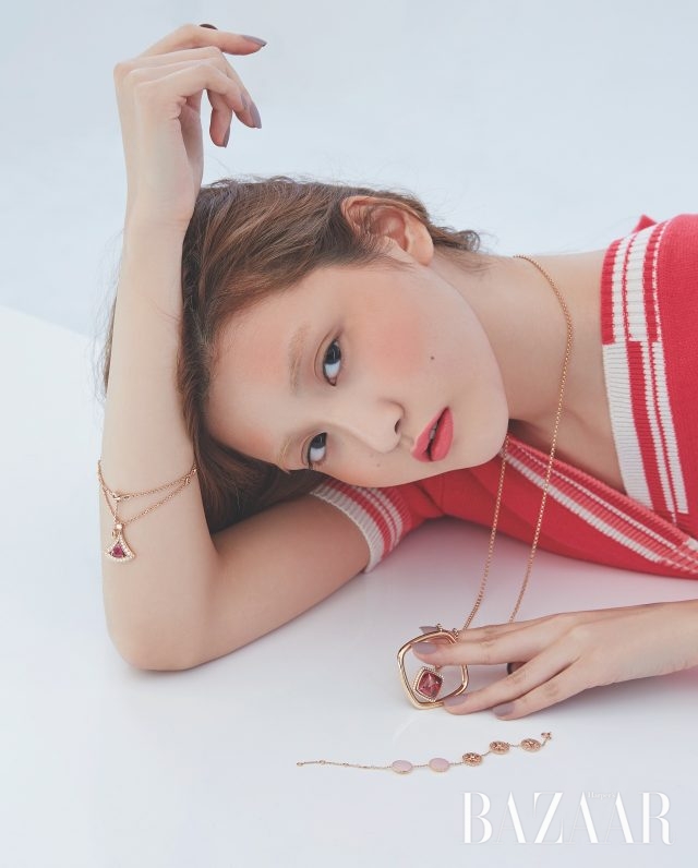 롱 목걸이는 가격 미정 Fred, 팔찌로 연출한 목걸이는 1천8백만원대 Bvlgari, 별 모티프 팔찌는 가격 미정 Dior Fine Jewelry. 니트 카디건은 가격 미정 Chanel.