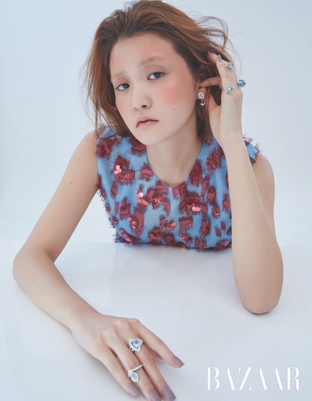 (왼쪽부터) 왕관 모티프의 반지는 8백만원대 Chaumet, 볼드한 반지는 1천3백만원대 Bvlgari. 귀고리는 9백만원대 Chaumet,다이아몬드와 함께 세팅된 반지, 볼드한 반지는 모두 가격 미정 Dior Fine jewelry, 구 형태의 반지는 1백62만원 Lucie. 드레스는 3백23만원 Delpozo.