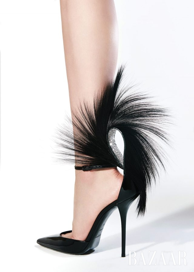 드라마틱한 실루엣의 퍼 디테일과 눈부신 크리스털 장식의 스틸레토 힐은 386만원으로 Saint Laurent by Anthony Vaccarello 제품.