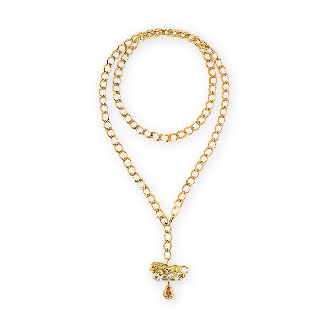 사자 모양의 목걸이는 Chanel Fine Jewelry 제품.