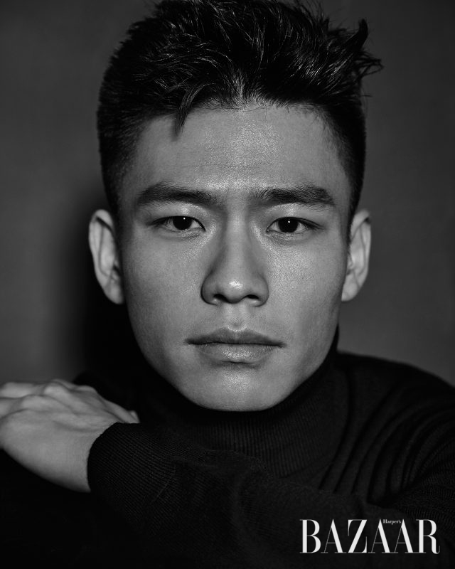 심플한 디자인의 터틀넥 니트는 Banana Republic 제품.