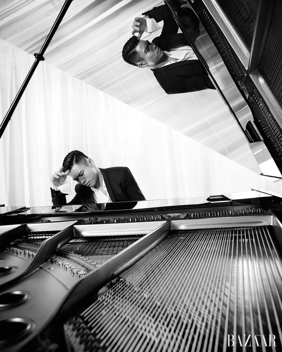 미니멀한 턱시도 재킷, 우아한 실루엣의 커프스 디테일이 돋보이는 드레스 셔츠는 모두 Dior Homme 제품.