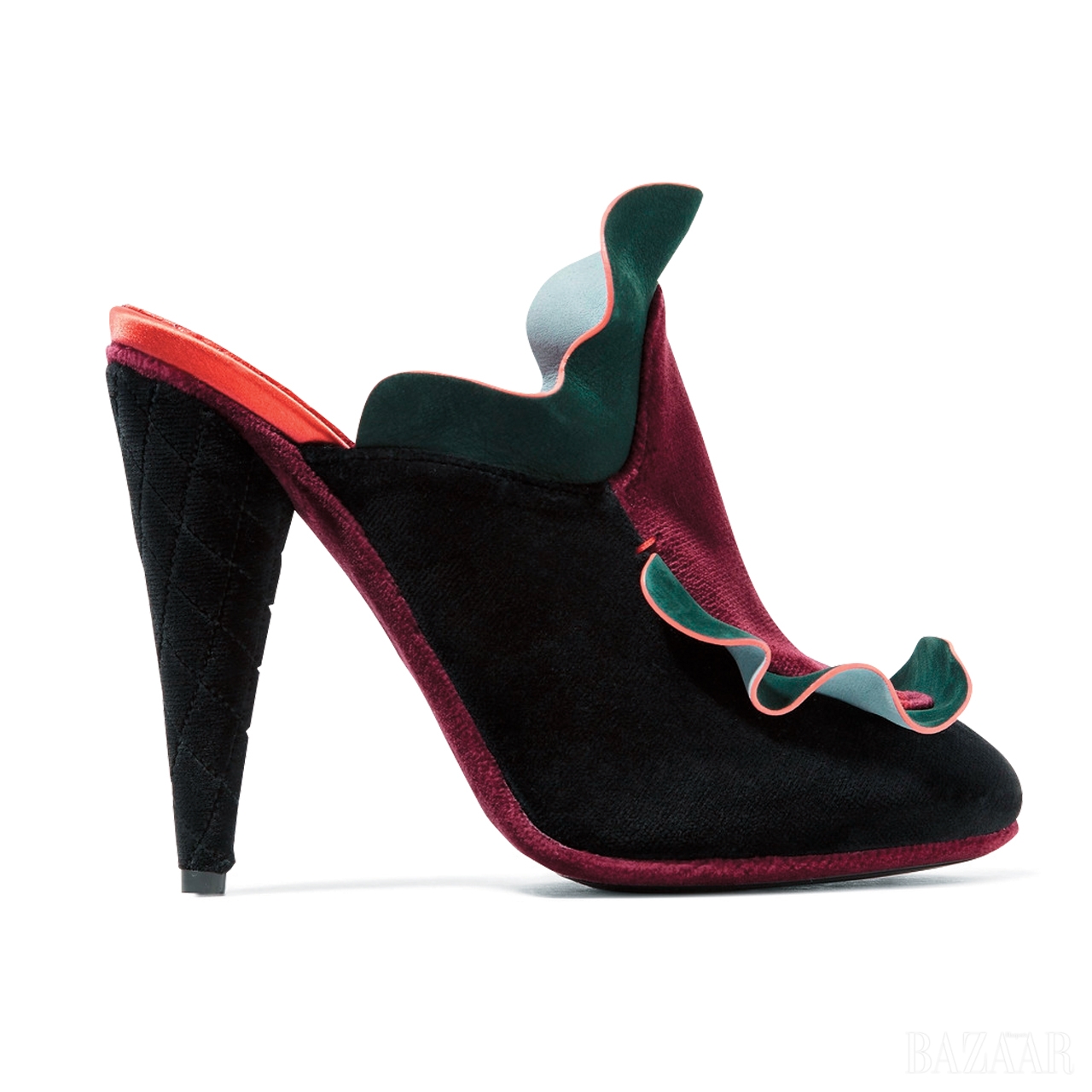 섬세한 곡선을 그리는 웨이브 형태의 벨벳 하이힐 슈즈는 가격 미정으로 <strong>Fendi</strong>