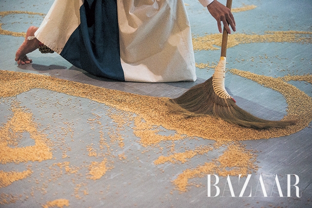 1층 로비에서 펼쳐지는 리밍 웨이(Lee Mingwei)의 퍼포먼스 ‘Our Labyrinth’