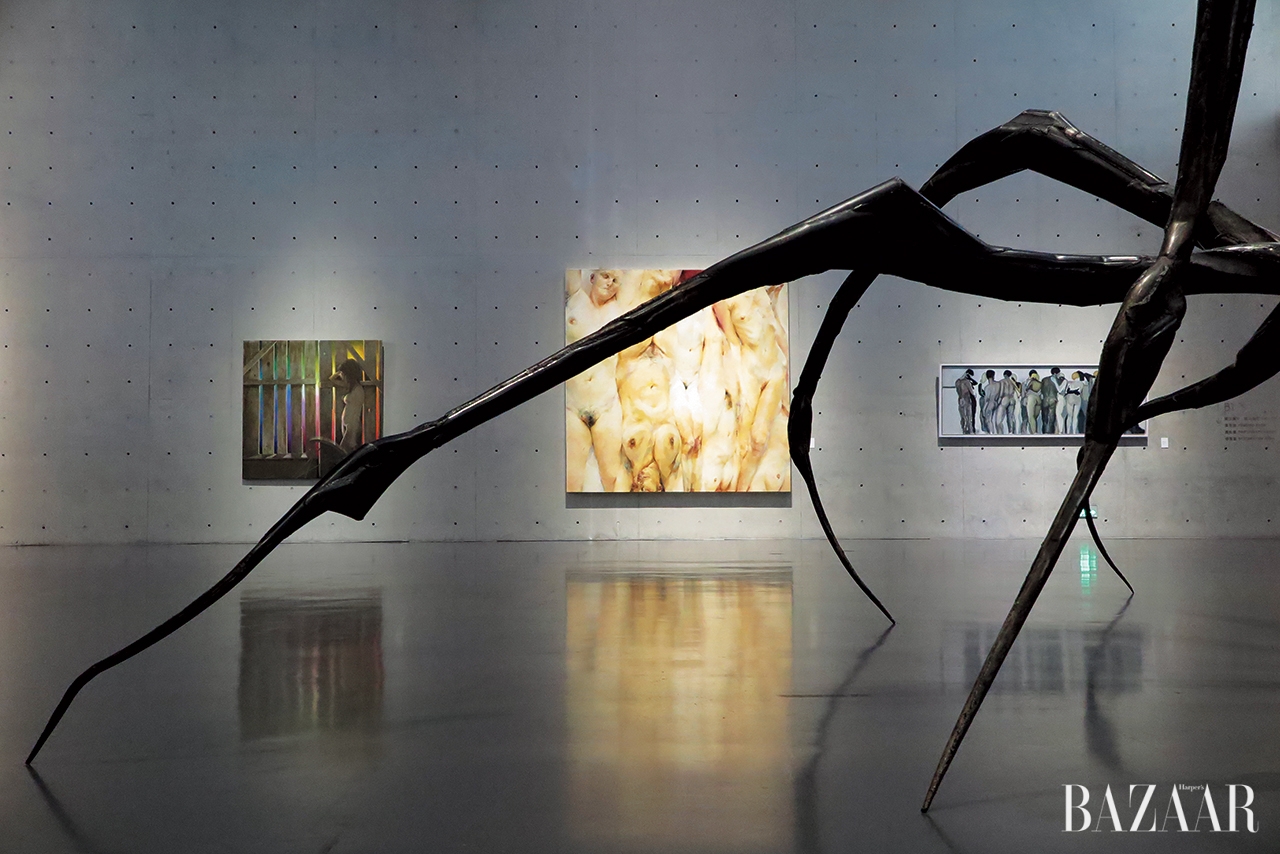 루이스 부르주아의 유명한 거미 작품과 함께,롱 뮤지엄의 그룹전 <SHE: International Women Artists Exhibition>의 전시 전경