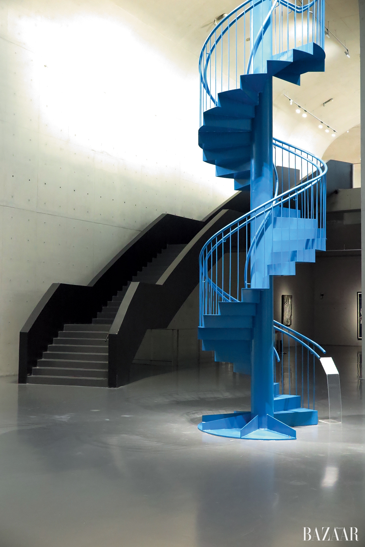 쿠사마 야요이의 ‘Woman’하늘로 올라가는 파란 계단은 오노 요코의 ‘To See the Sky’