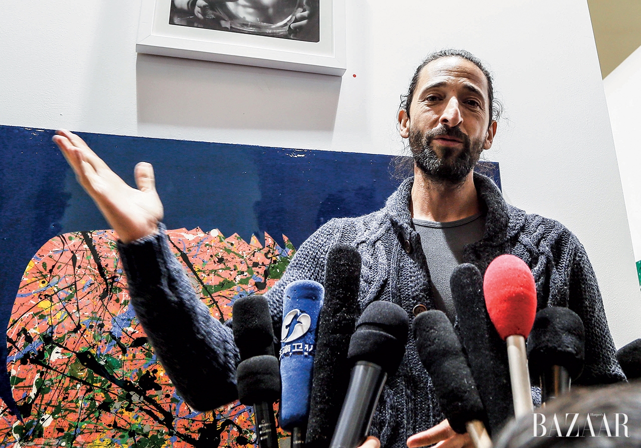 아트021 페어에 참석한 배우 애드리언 브로디의 모습