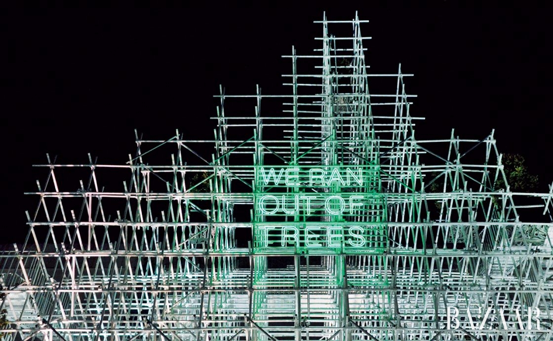 ‘We Ran Out of Trees’라는 슬로건을 밝힌 상하이 프로젝트의 파빌리온