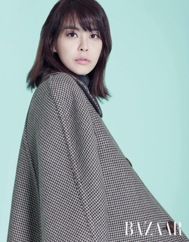 체크 판초는 Miss Gee Collection 제품.