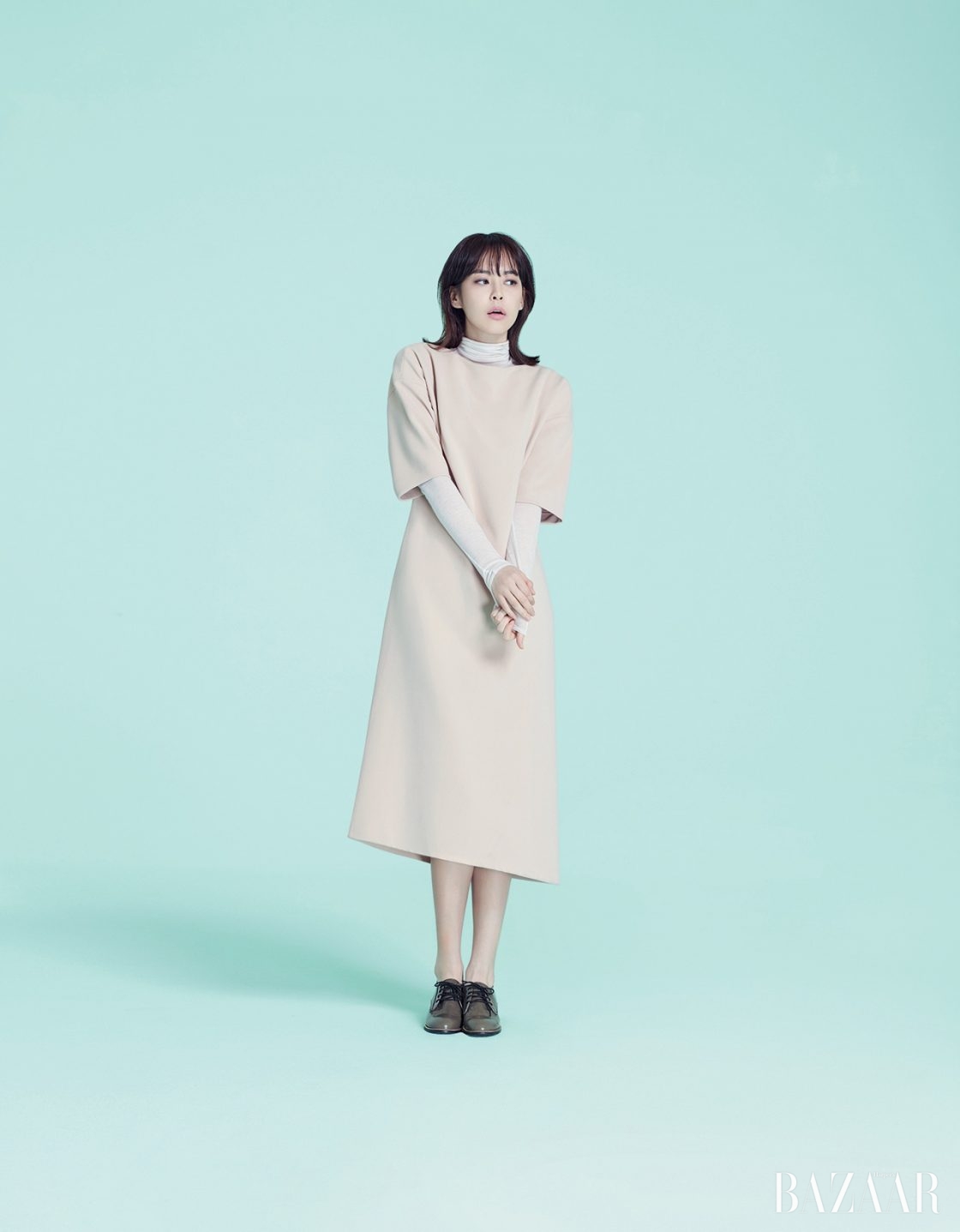 터틀넥은 Greyyang, 모직 롱 원피스는 Latt by T, 옥스퍼드 슈즈는 Rachel Cox 제품.