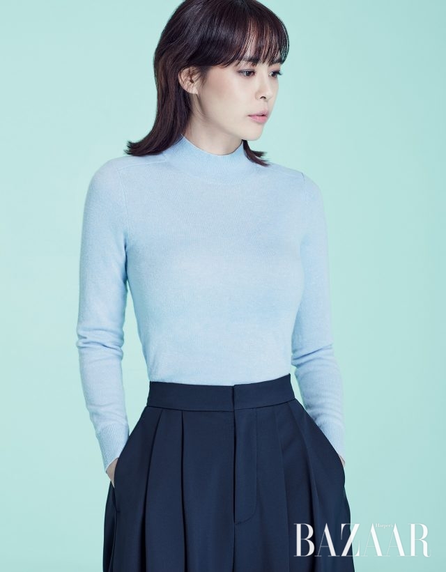 터틀넥 니트는 Banana Republic, 와이드 팬츠는 Nohant 제품.