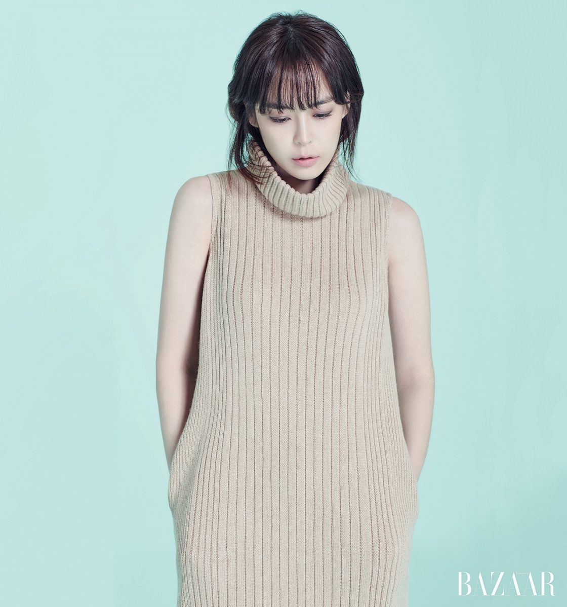 니트 터틀넥 원피스는 Time 제품.