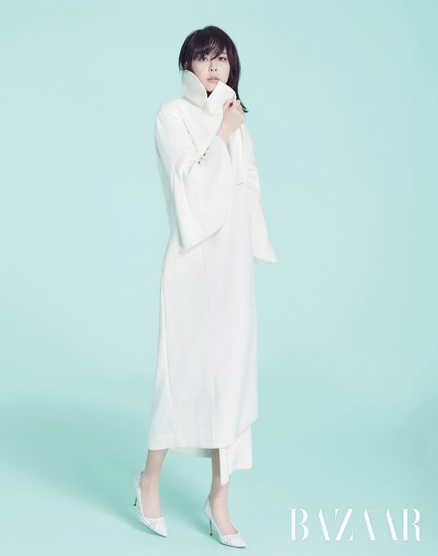 롱 코트는 Andy & Debb, 스틸레토 힐은 Manolo Blahnik 제품.