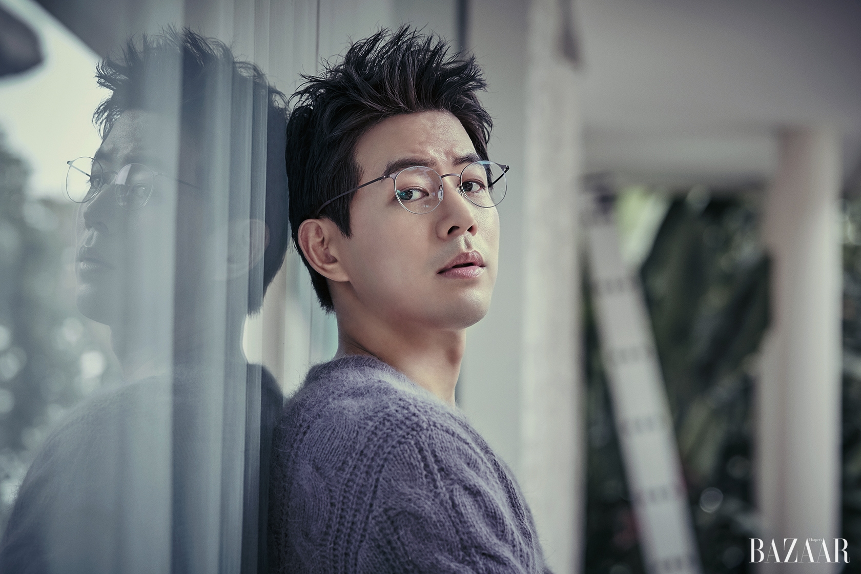 앙고라 니트는 Comodo, 스테인리스 스틸 프레임 안경은 Steel Brown 제품.