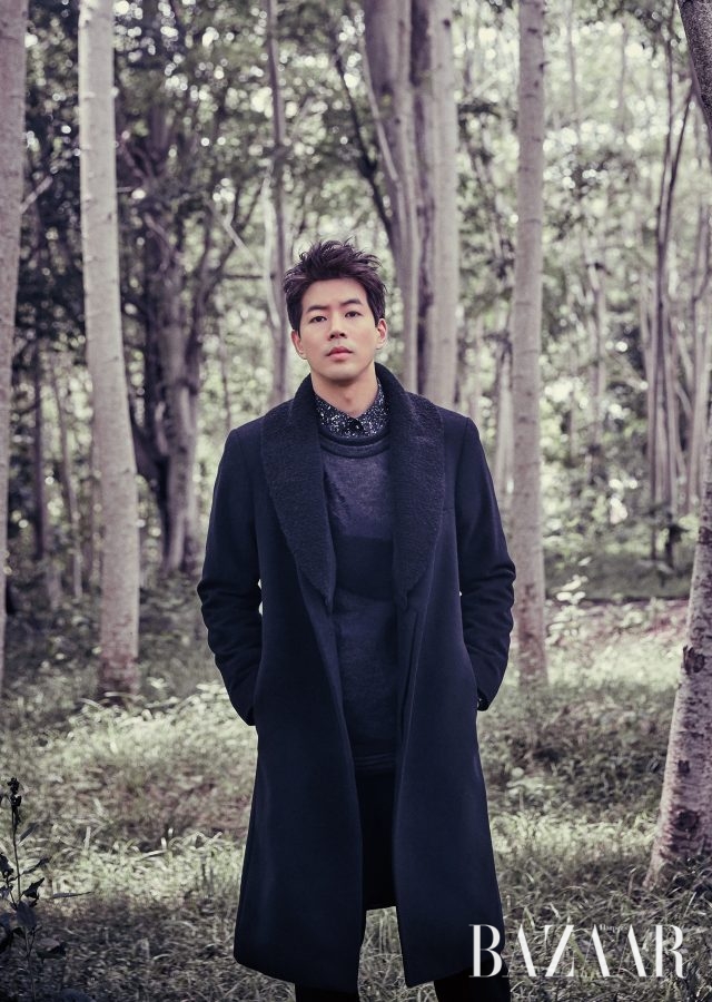 숄 칼라 코트, 패턴 셔츠, 모헤어 니트, 팬츠는 모두 Issey Miyake Men 제품.