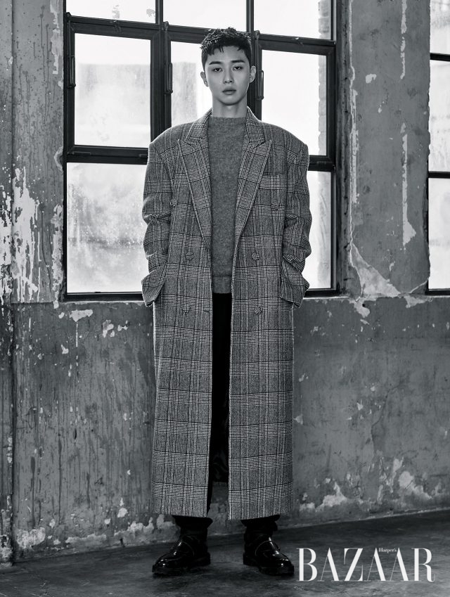 코트는 Push Button, 니트는 Breuer, 팬츠는 Lanvin, 슈즈는 Lost Garden 제품.