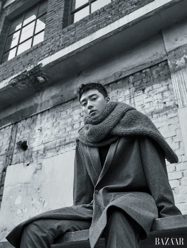 코트는 Marni by Mue, 팬츠는 Juun.J, 슈즈는 Jimmy Choo, 머플러로 연출한 니트는 Kimseoryong Homme 제품.