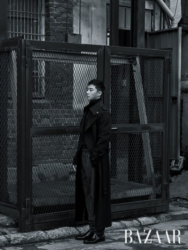 코트는 Juun.J, 팬츠는 Lanvin, 슈즈는 Jimmy Choo, 니트는 스타일리스트 소장품.