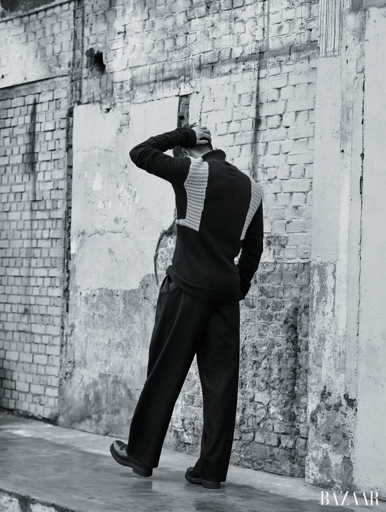 니트는 Rick Owens by 10 Corso Como, 팬츠는 Wooyoungmi, 슈즈는 Camper 제품. 