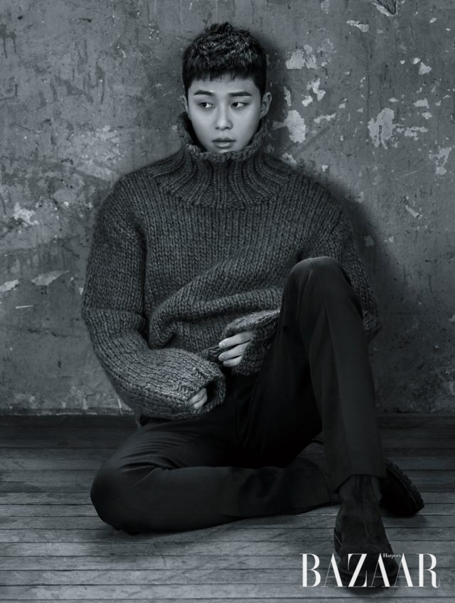 터틀넥 니트는 Kimseoryong Homme, 팬츠는 Lanvin, 슈즈는 Solid Homme 제품.