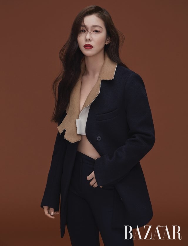 재킷은 Recto, 팬츠는 Victoria Victoria Beckham by BOONTHESHOP 제품.