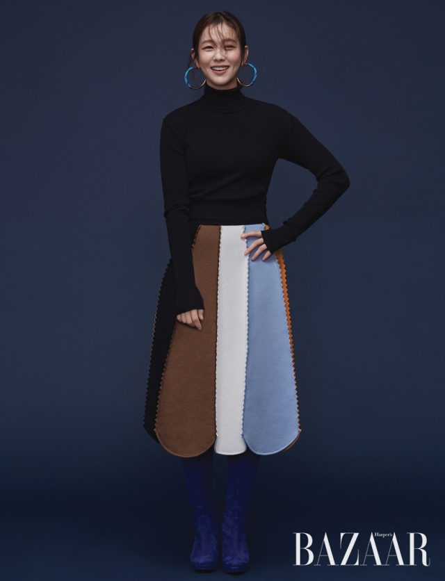 터틀넥 니트 톱은 Helmut Lang by Beaker, 스커트는 Salvatore Ferragamo, 귀고리는 Marni by Net-A-Porter, 부츠는 Stuart Weitzman 제품.