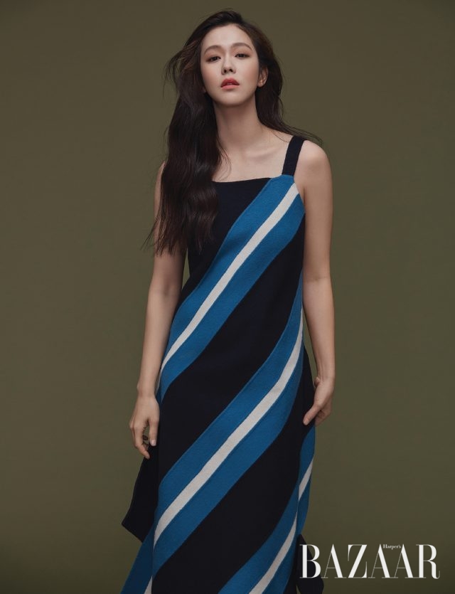 스트라이프 패턴 드레스는 YCH 제품.