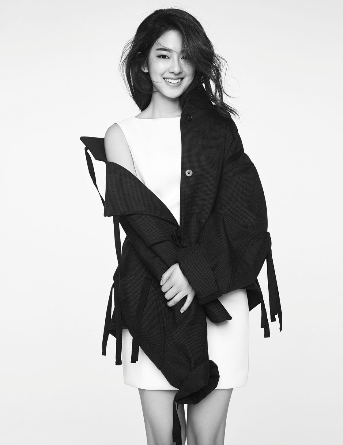 드레스는 Pierre Balmain, 재킷은 Ports 1961, 귀고리는 Numbering 제품.