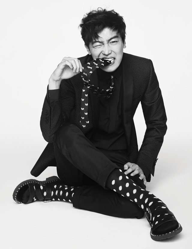 재킷, 팬츠, 패턴 타이는 모두 Dolce & Gabbana, 셔츠는 Dior Homme, 샌들은 Giuseppe Zanotti, 양말은 스타일리스트 소장품.